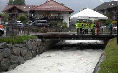 Höllentalklamm - Wanderer von Sturzflut mitgerissen: Menschen werden von Sturzflut in der Höllenklamm mitgerissen, zahlreiche vermisste Urlauber, Großeinsatz von Bergwacht und Feuerwehr, Hubschrauber aus Österreich angefordert: Bergwacht sichert 12 Wanderer auf einer Sandbank in der Höllentalklamm, über 100 Kameraden im Einsatz