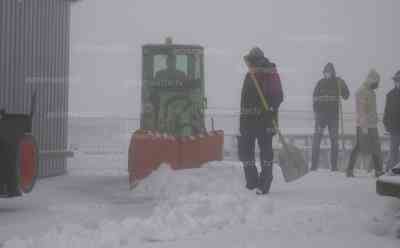 Wintereinbruch auf der Zugspitze – Tragseile der Zugspitzseilbahn wurden nach dem gestrigen Unwetter untersucht – Rodelspaß bei Neuschnee – Schneefräsen und Räumfahrzeuge im Einsatz: Rund 5 Zentimeter Neuschnee gab es über Nacht – Das Unwetter setzte auch der Zahnradbahn zu, die jetzt erst einmal geschlossen bleibt