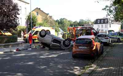 Tödlicher Verkehrsunfall in Lengenfeld: PKW kracht in parkenden PKW, überschlägt sich und bleibt auf dem Dach liegen, Kameraden befreien Fahrer und beginnen sofort mit Reanimationsmaßnahmen: Fahrer verstirbt jedoch noch an der Einsatzstelle, 12 Kameraden der Feuerwehr Lengenfeld im Einsatz