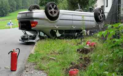 Nach schwerem Verkehrsunfall - Unfallfahrer auf der Flucht, Fahrzeug überschlägt sich und mäht Grundstück nieder, Polizei im Großeinsatz: großangelegte Fahndung durch Polizei und Feuerwehr nach dem Unfallfahrer