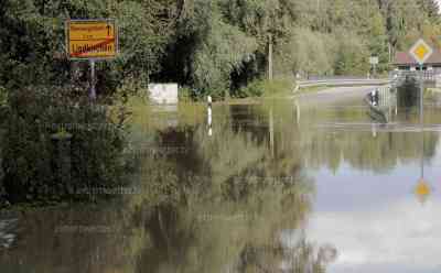 Hochwasser in Bayern: Straßen und Grundstücke stehen unter Wasser, Feuerwehr mit Staplern voller Sandsäcke im Einsatz, Anwohner schauen beängstigend auf die Abens, Pegel sinken leicht: Anwohner: „Es ist wieder sehr extrem, ganz knapp unter dem Hochwasser von 2013“