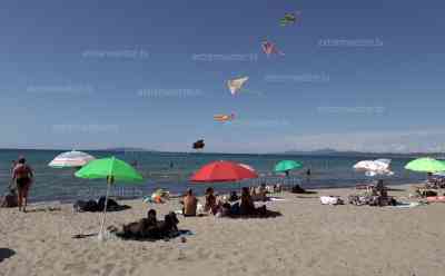 Deutsche flüchten in den Sommer: Vollherbst in Deutschland – Hitzesommer am Mittelmeer, Sonne pur am Strand in Italien, deutsche Touristen haben den deutschen Sommer satt O-TON, extreme Wetterkontraste in Europa, nassester Sommer seit 1945, über 30 Grad in Bella Italia: Hitzesommer vs Dauerregen und Hochwasser in Deutschland