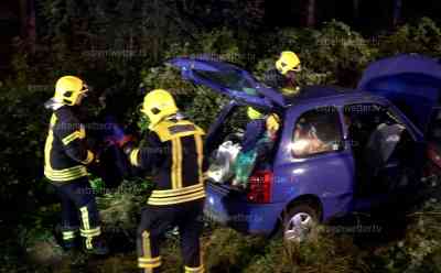 Fahrzeuge krachen frontal zusammen: 89-jährige schwer verletzt im Krankenhaus: Feuerwehr muss eingeklemmte und schwer verletzte 89-jährige Fahrerin aus PKW befreien