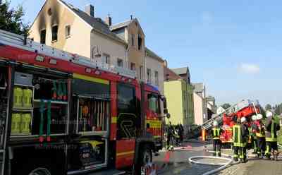(UP) Explosion in Rohrbach und Wohnungsbrand in Lugau deuten vermutlich auf Familientragödie hin: Auch Haus in Lugau sollte in die Luft fliegen, beide Häuser gehören derselben Besitzerin: Hohe Explosionsgefahr für Einsatzkräfte, Feuerwehr mit 50 Kameraden im Einsatz 