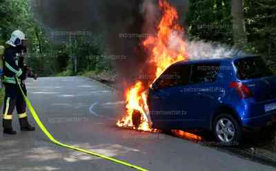 PKW brennt im Motorbereich: Autofahrer bemerkt Flammen aus Motorraum, stellt Fahrzeug ab und muss Flammeninferno seines Suzuki miterleben, Flammen schlagen aus Motorraum (live on tape): Feuerwehr löscht Flammen zügig ab, nahezu Totalschaden am Fahrzeug