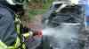 PKW brennt im Motorbereich: Autofahrer bemerkt Flammen aus Motorraum, stellt Fahrzeug ab und muss Flammeninferno seines Suzuki miterleben, Flammen schlagen aus Motorraum (live on tape): Feuerwehr löscht Flammen zügig ab, nahezu Totalschaden am Fahrzeug
