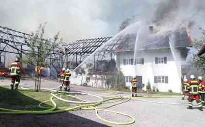 Flammeninferno zerstört Bauernhof in Oberbayern – Wohnhaus nicht mehr bewohnbar – Tiere in letzter Sekunde ins Freie getrieben – Drei Personen leicht verletzt: Über 150 Einsatzkräfte kämpfen gegen das Flammeninferno – Löschwasser wird aus Teich gepumpt – Kühe kamen auf die Weide eines Nachbarn