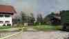 Flammeninferno zerstört Bauernhof in Oberbayern – Wohnhaus nicht mehr bewohnbar – Tiere in letzter Sekunde ins Freie getrieben – Drei Personen leicht verletzt: Über 150 Einsatzkräfte kämpfen gegen das Flammeninferno – Löschwasser wird aus Teich gepumpt – Kühe kamen auf die Weide eines Nachbarn