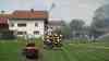 Flammeninferno zerstört Bauernhof in Oberbayern – Wohnhaus nicht mehr bewohnbar – Tiere in letzter Sekunde ins Freie getrieben – Drei Personen leicht verletzt: Über 150 Einsatzkräfte kämpfen gegen das Flammeninferno – Löschwasser wird aus Teich gepumpt – Kühe kamen auf die Weide eines Nachbarn