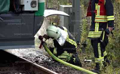Triebwagen der Vogtlandbahn fängt Feuer: Triebwagen fängt Feuer, Lockführer unternimmt erste Löschversuche – vergebens, Feuerwehr mit 45 Kameraden im Einsatz: Triebwagen muss nachfolgend mit Lüfter belüftet werden, Bahnstrecke voll gesperrt