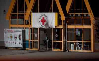 Brandanschlag auf Impfzentrum in Sachsen: Unbekannte werfen mehrere Molotowcocktails auf das Impfzentrum Eich im Vogtland, Feuerwehren im Großeinsatz: Polizei sucht mit Hubschraubern nach Tätern, wichtigstes Impfzentrum in Ostdeutschland nun von feigem Anschlag betroffen 