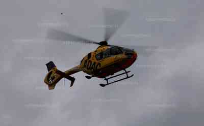 Schwerer Verkehrsunfall bei Oelsnitz: Fahrer schwer verletzt, Rettungshubschrauber im Einsatz. : Rettungshubschrauber im Einsatz und eine schwer Verletzte Person, hoher Sachschaden