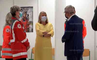 Nach Anschlag auf Impfzentrum: Sozialministerin von Sachsen besucht Impfzentrum, Petra Köpping dankt allen Impfhelfern und verabscheut die Tat auf Äußerste: Petra Köpping: „Erst bei 80-85 % können wir wie in Dänemark die Maßnahmen abschaffen“