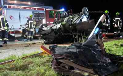 Schwerer Verkehrsunfall: PKW kommt von Straße ab, fällt Baum und überschlägt sich, PKW Fahrer muss von Feuerwehr aus Fahrzeug geschnitten werden, großes Trümmerfeld auf Straße: Ersthelfer sieht Unfall und erleidet einen Schock, Fahrer kommt schwerverletzt ins Krankenhaus