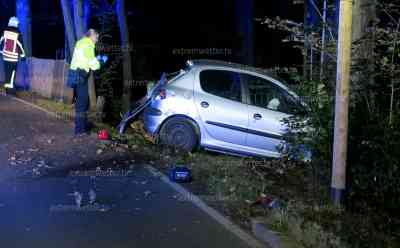 Volltrunken verunfallt und abgehauen: Peugeot Fahrer kollidiert mit zwei Bäume, durchbricht Eisentor und kommt an weiteren Baum zum Stehen, Ersthelferin baut Warndreieck auf – Unfallfahrer flüchtet derweil von Unfallstelle: Polizeibeamte können Fahrer in Gewahrsam nehmen und stellen hohen Alkoholwert fest, Führerschein sichergestellt, Feuerwehr im Einsatz