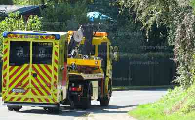 PKW kracht in Rettungswagen: 4 Verletzte, VW Fahrer übersieht Rettungswagen mit Sonder- und Wegerechte an Ampelkreuzung und kracht in Rettungswagen: Rettungswagen muss Einsatzfahrt beenden, Rettungswagen befuhr Kreuzung vorschriftsmäßig bei Rot mit Schrittgeschwindigkeit