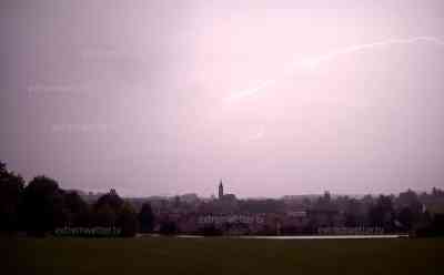 Blitzshow am Alpenrand: Spätsommerwetter wurde Montagnacht von Blitzen und lautem Donnergrollen verdrängt: Nightshow mit zahlreichen Wolkenblitzen über Thaining
