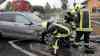Heftiger Kreuzungscrash auf Bundesstraße: zwei PKW kollidieren frontal - Mercedes fällt Laterne, zwei Verletzte, Kreuzung „Morgensonne“ trotz Ampelregelung Unfallschwerpunkt: Feuerwehr sperrt Kreuzung und nimmt auslaufende Betriebsmittel auf, zum Unfallzeitpunkt heftiger Regen mit Aquaplaninggefahr