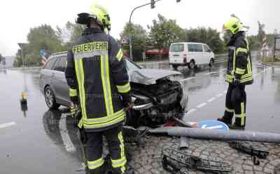 Heftiger Kreuzungscrash auf Bundesstraße: zwei PKW kollidieren frontal - Mercedes fällt Laterne, zwei Verletzte, Kreuzung „Morgensonne“ trotz Ampelregelung Unfallschwerpunkt: Feuerwehr sperrt Kreuzung und nimmt auslaufende Betriebsmittel auf, zum Unfallzeitpunkt heftiger Regen mit Aquaplaninggefahr