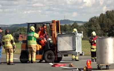 Gefahrguteinsatz legt B 92 bei Plauen lahm: Unbekannte stellen Gefahrgutstoffe an vielbefahrener Bundesstraße ab, Feuerwehr muss Gefahrstoff nun aufwändig bergen: B 92 voll gesperrt, Feuerwehr mit Spezialanzügen im Einsatz