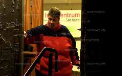 Impfzentren in Sachsen schließen: „Party“ nach dem Schließen des Impfzentrum in Annaberg-Buchholz, ehrenamtliche Helfer bedanken sich mit Speisen und Getränke für geleistete Arbeit: Impfzentrum bleibt weiterhin bewacht, letzte Impfungen bis 18 Uhr möglich gewesen