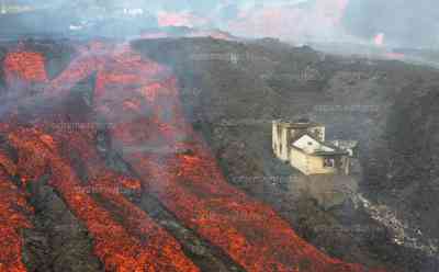 Lavahölle: Dramatische neue Bilder aus La Palma, einzigartige Filmaufnahmen, Häuser in Flammen, neuer Lavafluss walzt sich durch die Ortschaften im Katastrophengebiet, exklusives Interview mit deutschem Vulkanexperten: Gefahrenzone: Unglaubliche Drohnenbilder zeigen die Naturgewalt hautnah