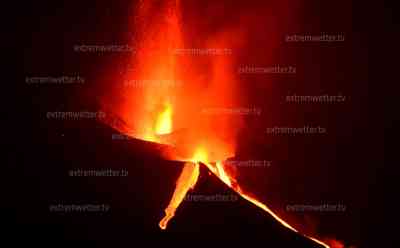 Vulkan auf La Palma: Krater stürzt teilweise in sich zusammen, neuer Lavastrom entsteht, Zeitraffer zeigt Entstehung des neuen Lavastroms: Lava fließt ins Meer und bringt es regelrecht zum Kochen, Insel wird dadurch vergrößert