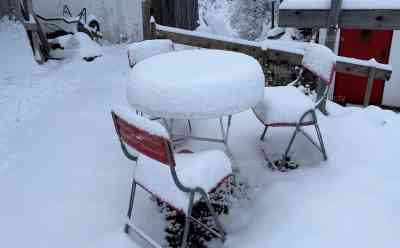 Wetterwarnung: Tiefer Winter und 20 cm Neuschnee - Die Alpen erleben den ersten Wintereinbruch der Saison, Räumdienste im Dauereinsatz, starke Schneefälle bis in tiefe Lagen, Straßen und Autos vom Schnee bedeckt: Polarluft erreicht Deutschland und die Alpen