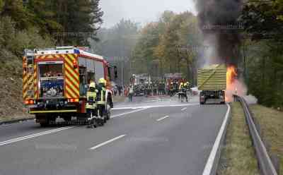 Traktorbrand mitten auf Bundesstraße 174: Flammen schlagen in den Himmel (on tape), Transitstrecke Tschechien – Autobahn A 4 voll gesperrt, B 174 erst zwei Stunden wiedereröffnet: B 174 war wochenlang wegen Baumfällarbeiten gesperrt, 2 Stunden nach Wiedereröffnung auf Grund des Traktorbrandes wieder voll gesperrt