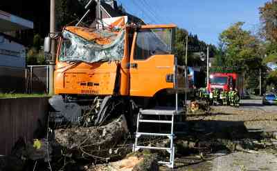 LKW kracht frontal gegen Baum und fällt diesen: Feuerwehr muss erst Baum zersägen, bevor der LKW Fahrer gerettet werden konnte: Straße für zwei Stunden gesperrt, Unfallursache unklar