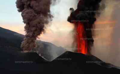 Doppelter Vulkanausbruch: Ortschaften versinken unter 1 Meter Asche – Neuer zweiter Vulkanschlot öffnet sich am Cumbre Vieja, extrem massive Aschesäulen und Lavafontänen hautnah on Tape, Vulkanasche schlägt auf umliegende Ortschaften und im Hafen nieder: Heute seit exakt seit einem Monat spuckt der Vulkan nun Lava und Asche auf der Urlaubsinsel