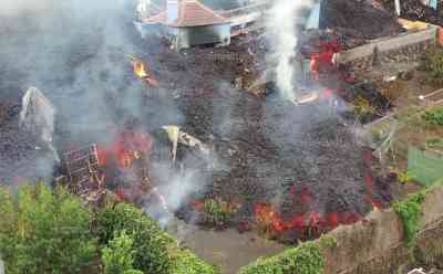 Vulkan-Drama bahnt sich an: Neuer Ort bedroht - Erste Häuser stehen in Vollbrand und werden zerstört LIVE ON TAPE – Lavastrom erreicht die Ortschaft La Laguna – Wind drückt Gase und Asche in bewohnte Gebiete – Exakt 1 Monat nach dem Ausbruch im September: Ein Anblick wie im Katastrophenfilm - Neuer Lavastrom weitet sich aus, Fahrzeuge brennen lichterloh – Asche- und Gaswolke wird zur Gefahr