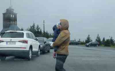 Sturmtief Ignatz wütet auf dem Fichtelberg: Vater bringt Kind in Sicherheit, Familie flüchtet vor Sturmtief, Bänke vom Sturm umgeworfen, Fichtelbergschwebebahn stellt Betrieb ein.: Urlauber: „Es hat heute Nacht ganz schön gewackelt, wir sind auf dem Weg nach Österreich“