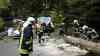 (Update)Baum kracht auf fahrendes Auto im Vogtland: Person wurde eingeklemmt und schwer verletzt: Eingeklemmte Person im PKW durch Baumschlag in Schnarrtanne