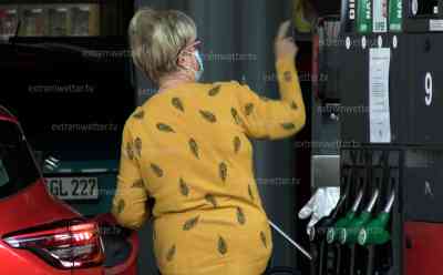 Spritpreishammer Deutschland – Coronakrise: Menschen tanken billig in Tschechien und vergessen Corona, kleine Grenzverkehr boomt – viele deutsche Grenztouristen ohne Maske, Abstand in Tschechien unterwegs, billig Tanken wird mit weiteren billigen Einkäufen verknüpft: Autofahrer fahren über 100 Km weit, um billig zu tanken, 4. Coronawelle durch kleinen Grenzverkehr?