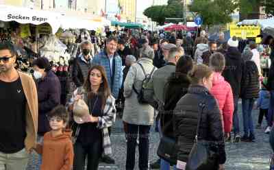 Coronahotspot Mühldorf a.Inn – Inzidenz 537: Mühldorf am Inn erneut Coronahotspot, erst im Frühjahr war Kreis Coronahotspot, kein Abstand, keine Masken bei verkaufsoffenem Sonntag auf dem Stadtplatz: Immer mehr Coronapatienten müssen in den Krankenhäusern behandelt werden, dichtes Gedränge am Sonntag auf dem Stadtplatz