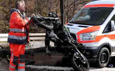 17-Jähriger Biker stirbt sofort: Motorradfahrer rutschte unter einen Krankentransportwagen: Das Saisonende für Motorradfahrer endete für einen 17-jährigen Biker tödlich. 