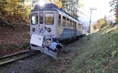 Horrorunfall mit der Zugspitzbahn – PKW fährt auf unbeschrankten Bahnübergang und wird erfasst: Fiat wurde in zwei Teile zerrissen – Mann verstirbt noch an der Unfallstelle – Gutachter angefordert