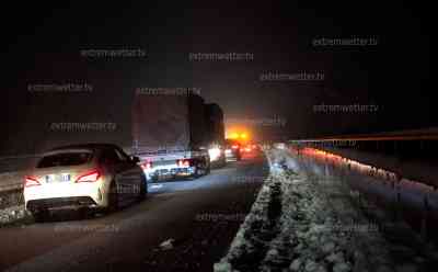 Wintereinbruch legt Brennerautobahn lahm: Polizei muss Brennerautobahn wegen Wintereinbruch sperren: Fahrzeuge sind liegen geblieben, deutsche Urlauber müssen Auto wegen Glätte stehen lassen