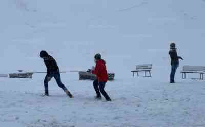 Wintereinbruch Alpen: Im Oberallgäu bis zu 20 cm Neuschnee, Kinder mit erster Schneeballschlacht und ersten Schneemännchen, tiefste Winterlandschaft nach Kaiserwetter am Wochenende: Wintereinbruch mit reichlich Schnee - Bis Donnerstag neue Schneelage in Sicht