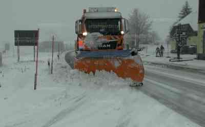 Schneechaos am Fichtelberg: intensive Schneefälle – Transporter bleibt an Steigung hängen, starker Schneefall, Touristen im Schnee und Wind, PKW Fahrer müssen Autos von Schnee befreien: Voxpops von Touristen: „wir sind überrascht, Es ist reichlich, es soll so weiter gehen“