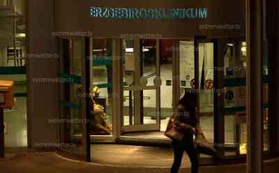 Corona-Intensivstationen im Erzgebirge am Limit: Bundeswehr muss erneut in Erzgebirgskliniken aushelfen: Restaurants schon jetzt leer, 2 G Regel tritt ab Montag in Kraft, Kellnerin wartet vergebens auf Gäste