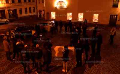 Corona 2 G Regel in Sachsen beschlossen: Coronagegner demonstrieren auf dem Kirchplatz keine 30 Minuten nach Bekanntgabe der neuen Verordnung, Teilnehmer alle samt ohne Maske: Lokal wirbt im Coronahotspot mit Artikel 1 des Grundgesetzes: „Sie sind als Mensch herzlich willkommen“