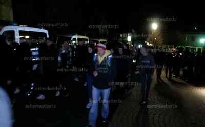 Querdenker demonstrieren gegen 2-G-Regel in Sachsen: Wieder hunderte Coronaleugner in Zwönitz, Polizei sicherte Aufmarsch ab und kesselt Teilnehmer ein: Aufstand gegen Coronaregeln in Sachsen nach wie vor groß