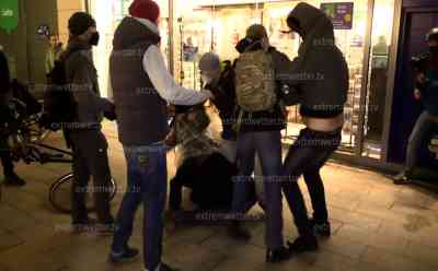 (UP) Schwere Corona Ausschreitungen in Leipzig: Querdenker und Journalist von Antifa verprügelt (live on tape), Jagdszenen in der Innenstadt von Leipzig, zahlreiche Festnahmen (on tape) : massiver Pfeffersprayeinsatz, Querdenker werfen Stühle auf Beamte, Polizei geht mit äußerster Härte gegen Demonstranten vor