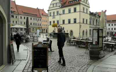 Inzidenz 865 – neuer Coronahotspot in Deutschland: Landkreis Sächsische Schweiz-Osterzgebirge mit höchster Inzidenz der 4. Welle, ab Montag 2 G, Anwohner: „Das Schlimmste was man machen kann, ist das Volk spalten.“: Dampfer an der Elbe wartet auf Gäste, wenig Menschen in der Altstadt, nur noch wenige Stunden Freiheit für Getestete in Sachsen