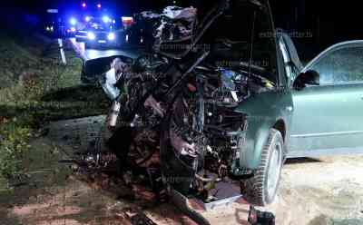 Vor Augen der Polizei rote Ampel überfahren: Audi Fahrer überfährt rote Ampel und kracht gegen Autobahnmauer, Fahrer schwer verletzt: Feuerwehr im Einsatz, Autobahnzubringer stundenlang voll gesperrt