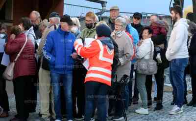 Impfaktion im Coronahotspot Erzgebirgskreis: Anstatt Coronaleugner lange Schlange auf dem Zwönitzer Markt, Impfaktion lässt Impfwillige Stunden bis zu 3 Stunden warten, Zwönitz seit Monaten wegen Coronaleugnern in den Schlagzeilen: 78 Menschen wurden bis Mittag geimpft, 150 Impfungen sind das Ziel für Dienstag