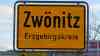 Impfaktion im Coronahotspot Erzgebirgskreis: Anstatt Coronaleugner lange Schlange auf dem Zwönitzer Markt, Impfaktion lässt Impfwillige Stunden bis zu 3 Stunden warten, Zwönitz seit Monaten wegen Coronaleugnern in den Schlagzeilen: 78 Menschen wurden bis Mittag geimpft, 150 Impfungen sind das Ziel für Dienstag