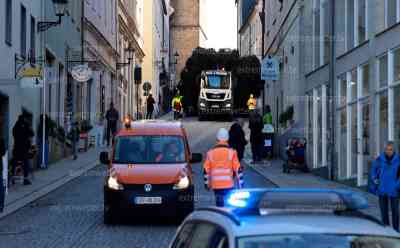 Trotz Corona – großer Weihnachtsbaumtransport nach Annaberg-Buchholz: traditionellste Weihnachtsmarkt erhält seinen Weihnachtsbaum, Transport durch die engen Gassen von Annaberg-Buchholz: Gegen Mittag stand die Pracht – aber ob Weihnachtsmärkte stattfinden können, wird immer unklarer